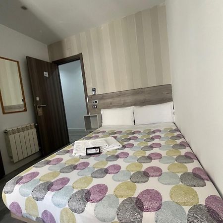 Hostal Abril Madrid Extérieur photo