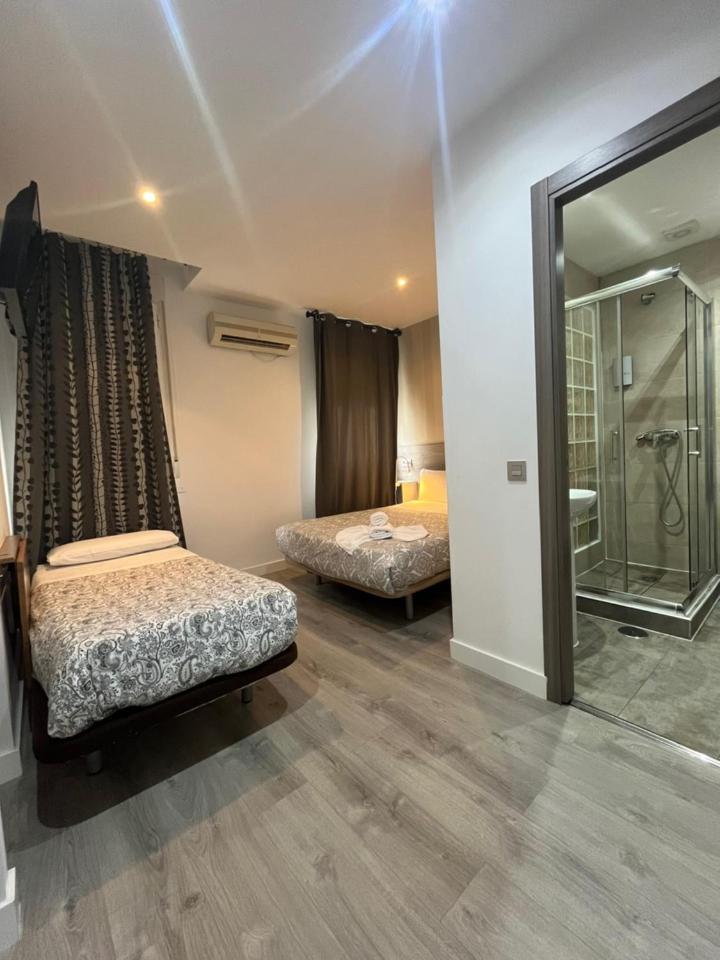 Hostal Abril Madrid Extérieur photo
