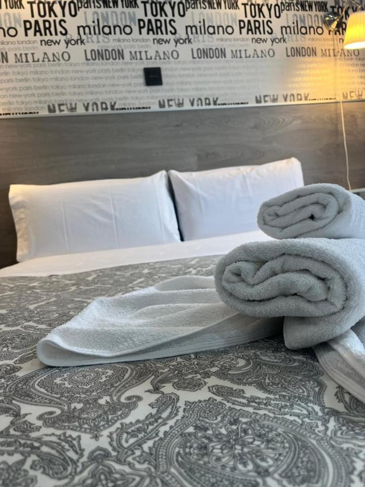 Hostal Abril Madrid Extérieur photo