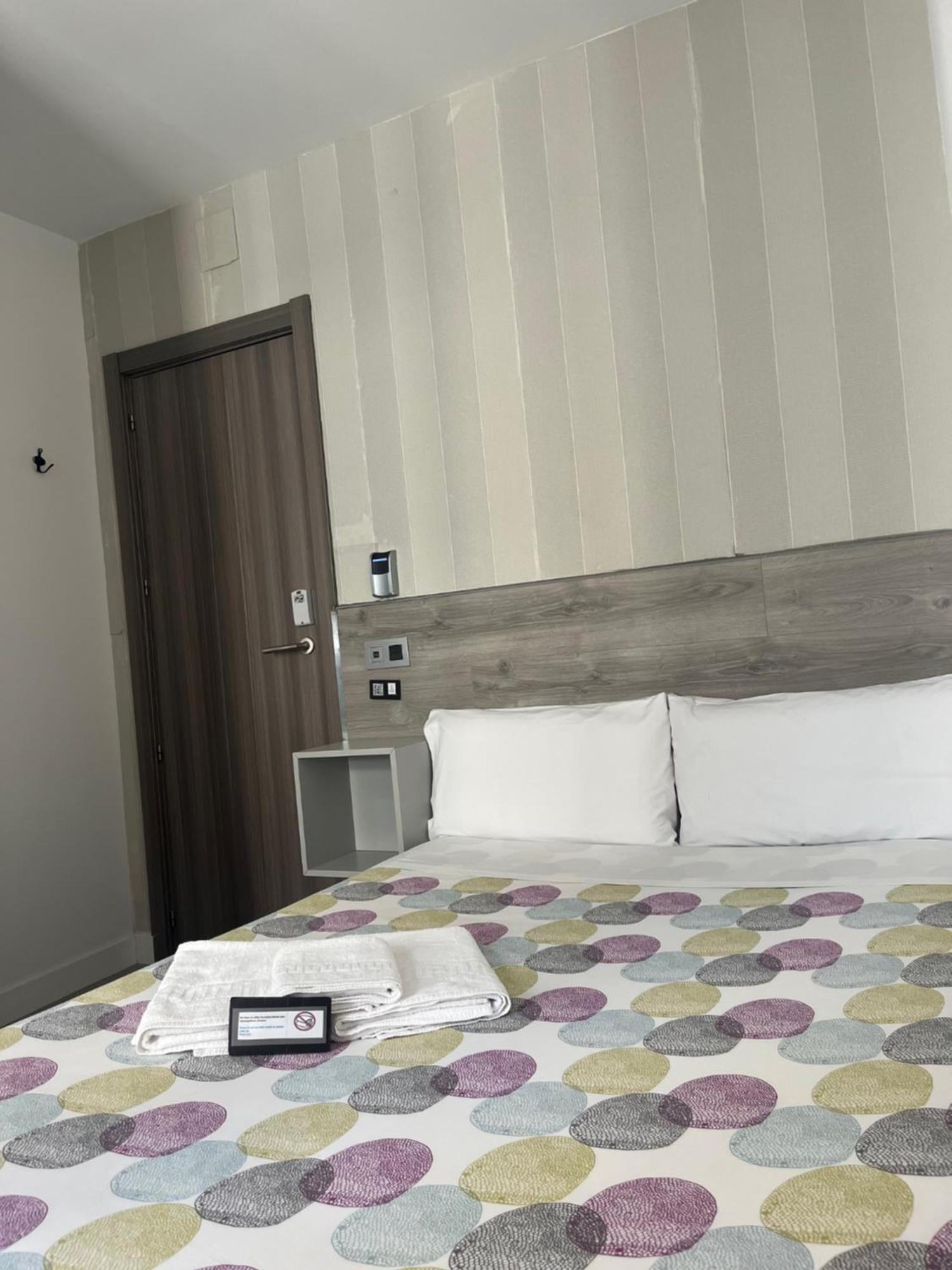 Hostal Abril Madrid Extérieur photo