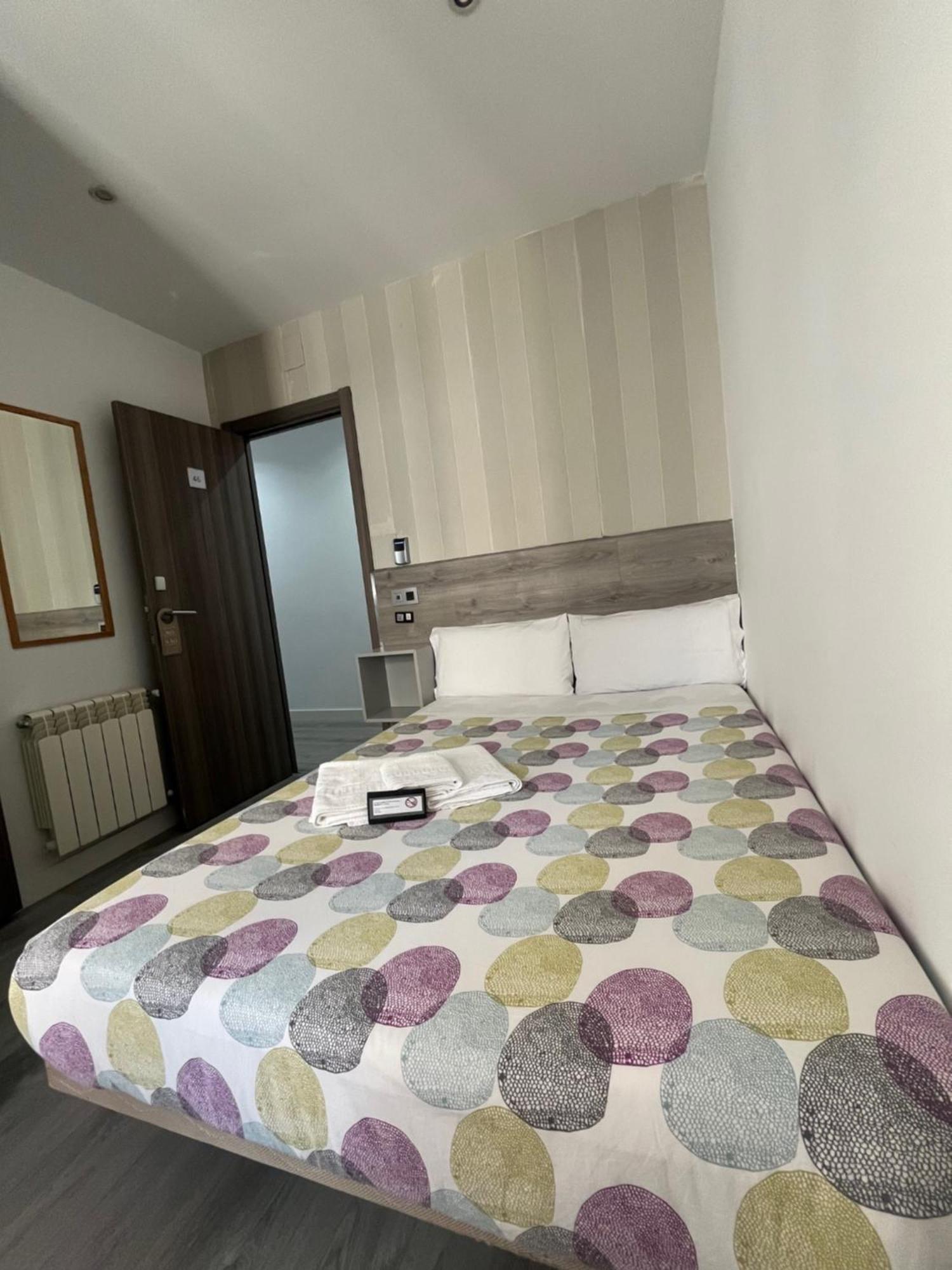Hostal Abril Madrid Extérieur photo
