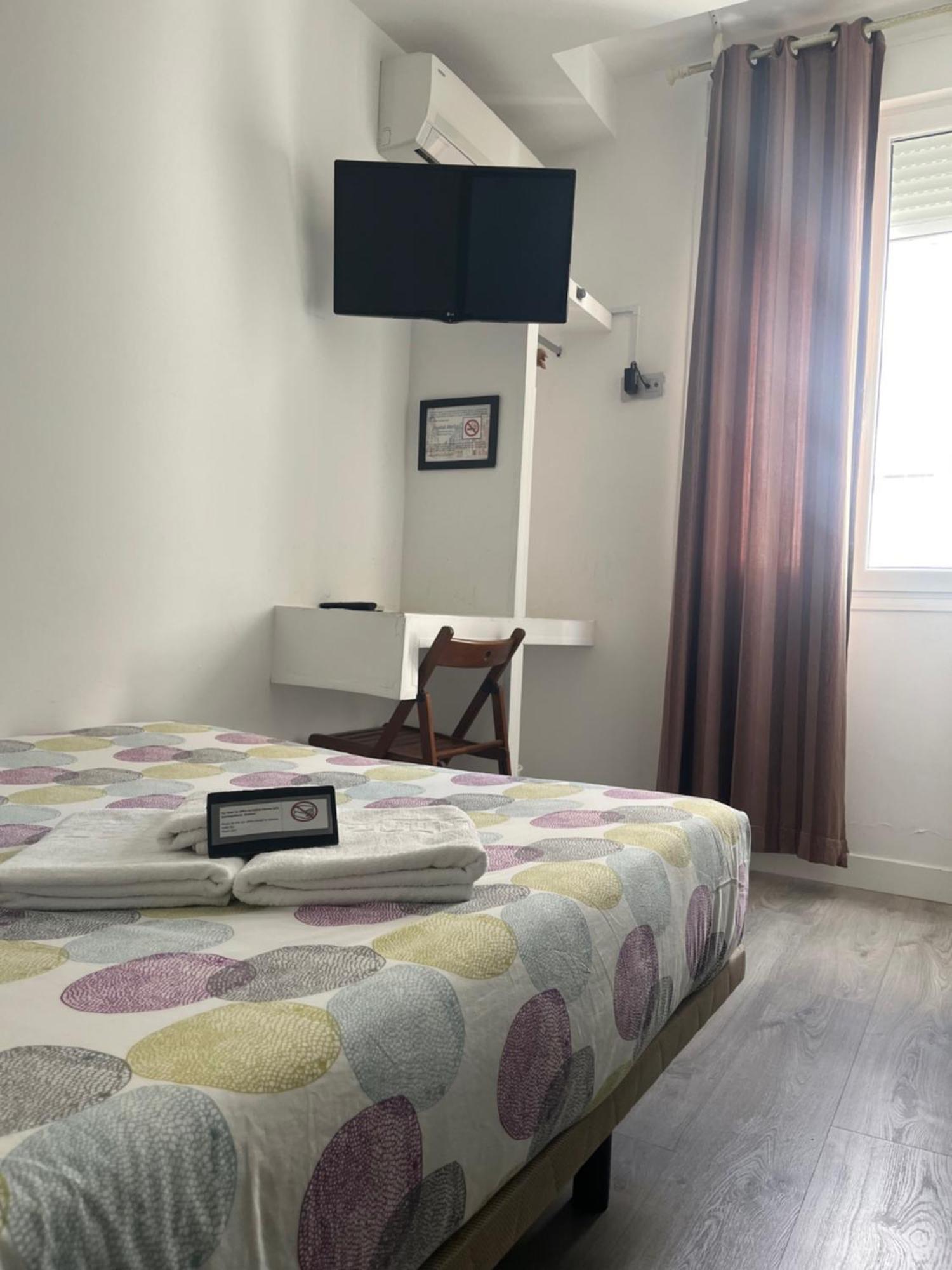 Hostal Abril Madrid Extérieur photo