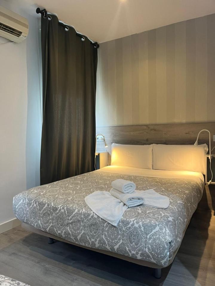 Hostal Abril Madrid Extérieur photo