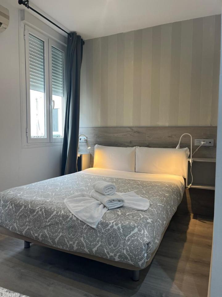 Hostal Abril Madrid Extérieur photo